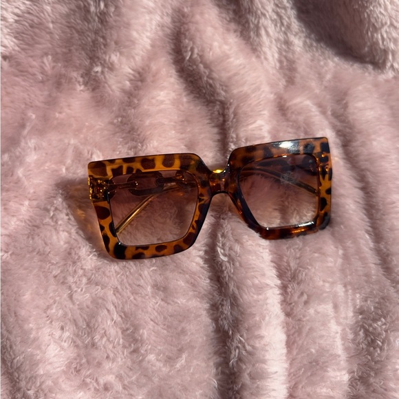 ✨ Bundle 🛍️ 3 for $75✨ 
 🔥 Wild Card Lena Sunglasses – Leopard Print Chain Frame - Picture 1 of 3